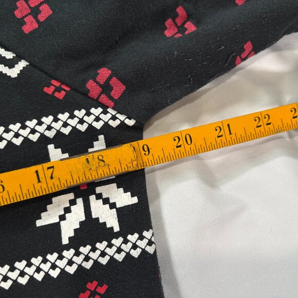 Winter Gnome Sweatshirt Crewneck, Juniors Large Lot D - Picture 4 of 5